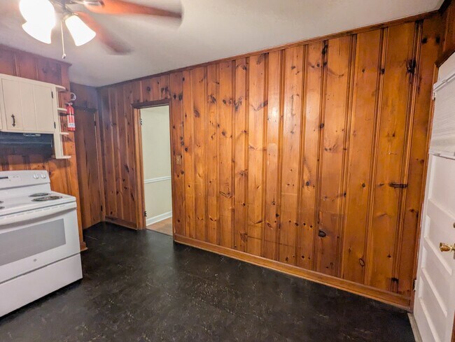 Building Photo - 2019 Bramblewood Dr NE