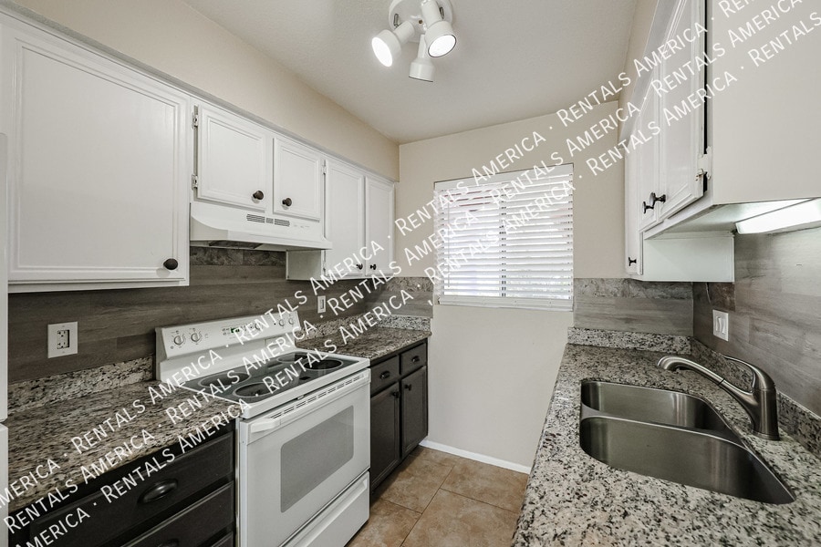 Building Photo - 10815 W Northern Ave