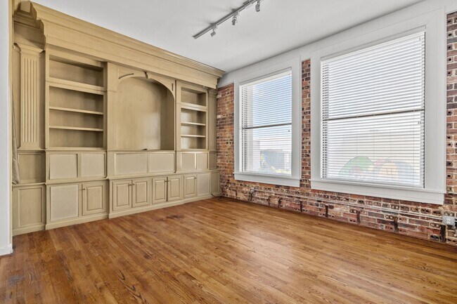 Building Photo - 915 Franklin St