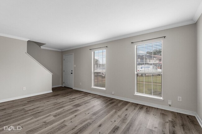 Building Photo - 3 bed 2 bath Town House