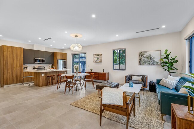 Building Photo - 704 SW 7th St