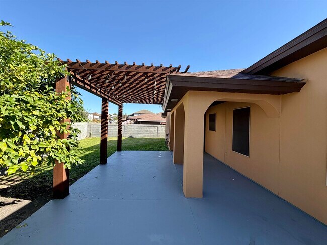 Building Photo - 420 Sabal Loop