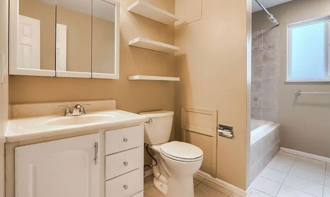 Building Photo - Charming & Spacious 5-Bedroom Home! Detach...