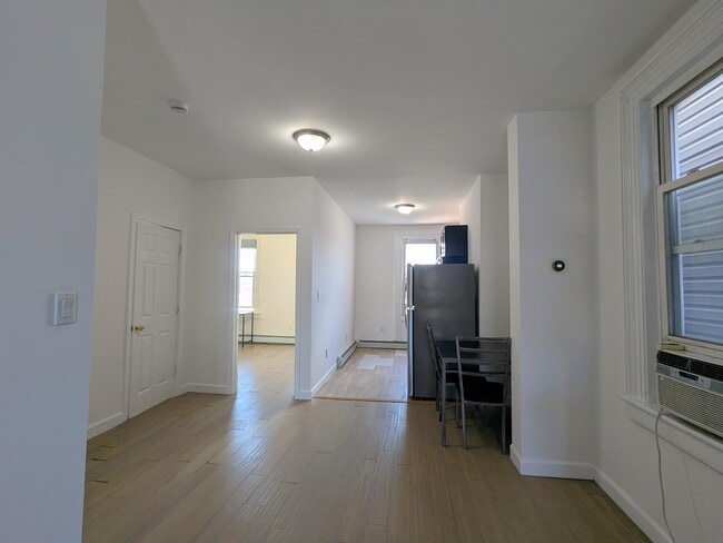 Building Photo - 112 Hague St