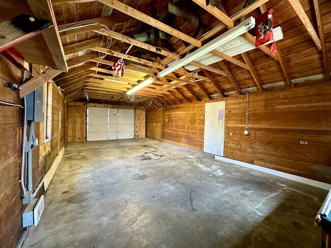 Building Photo - Come Experience the Charm of Cle Elum