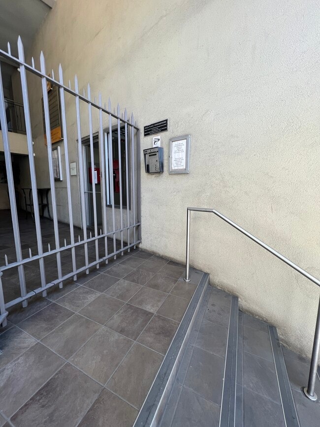 CALL BOX - 333 Julia St