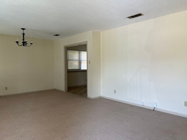 Building Photo - 4612 N Cypress St