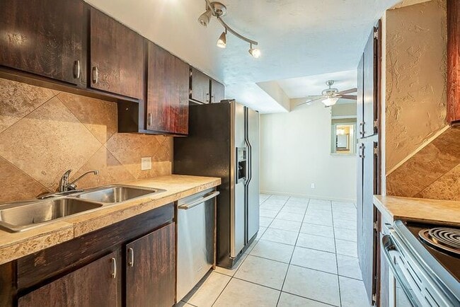 Building Photo - Spacious Upper-Level Retreat Minutes from TMC & St. Joseph’s