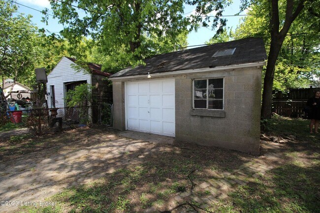 Building Photo - 2421 Lindbergh Dr