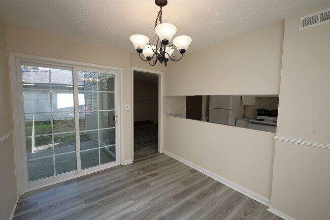 Building Photo - 2820 Kirkwood Cir