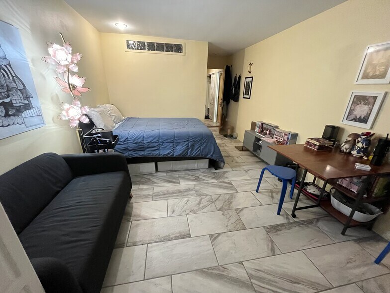 Building Photo - 921 E Huron St