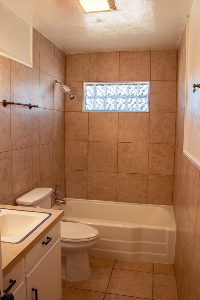 Building Photo - 3 bedroom 2 Bathroom.