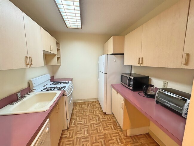 Building Photo - 33 Pond Ave