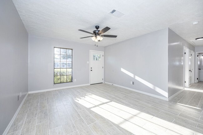 Building Photo - Charming 3-Bed, 1-Bath Home - Fully Remodeled & Move-In Ready!