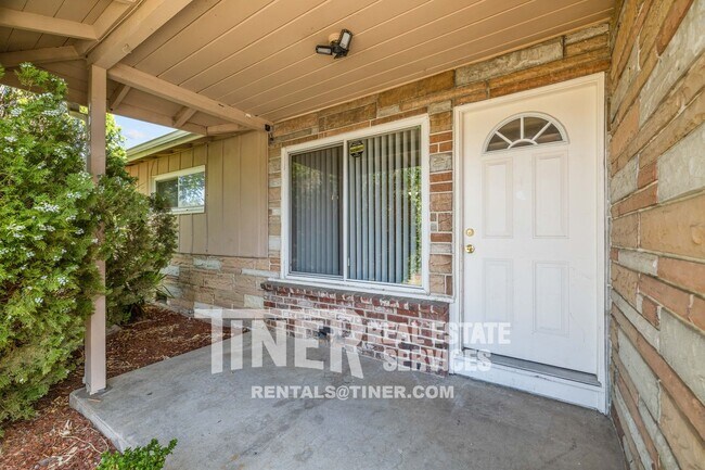 Building Photo - Sunny North Highlands Home