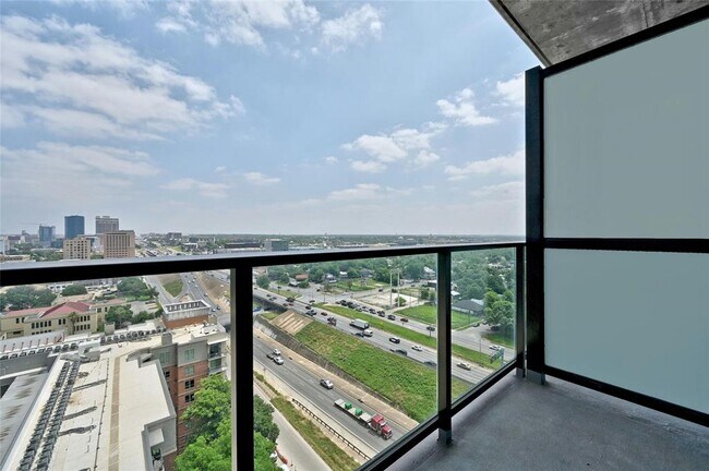 Building Photo - 84 East Ave