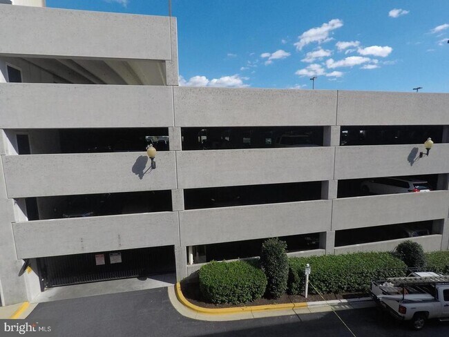 Building Photo - 501 Hungerford Dr