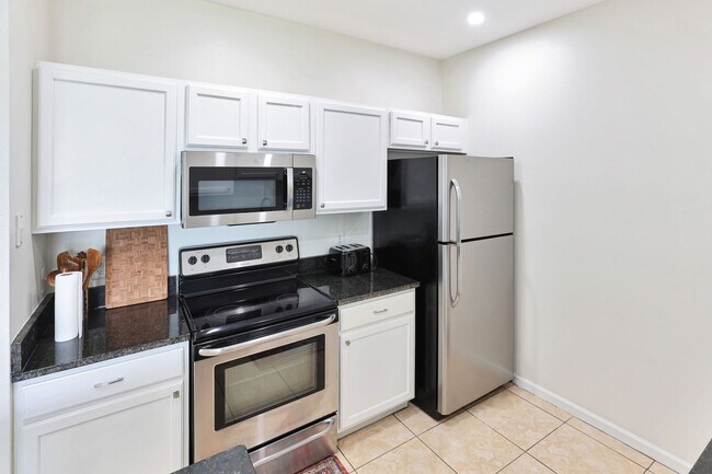 Building Photo - Bright & Airy, Newly Remodeled 3BR/2BA Condo