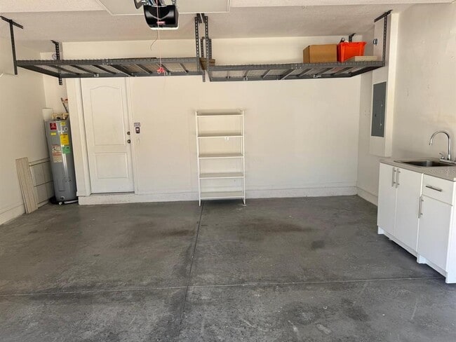 Building Photo - 2091 Bent Grass Ave