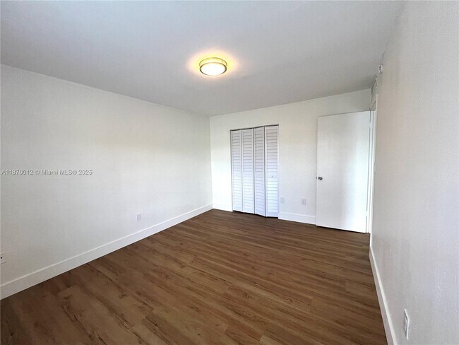 Building Photo - 10822 N Kendall Dr