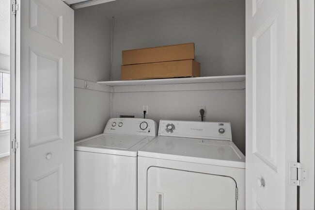 Building Photo - 2 bed 1.5 Bath Townhome in Indian Lakes