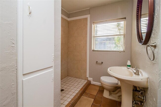 Building Photo - 1197 W Lakeview Cir