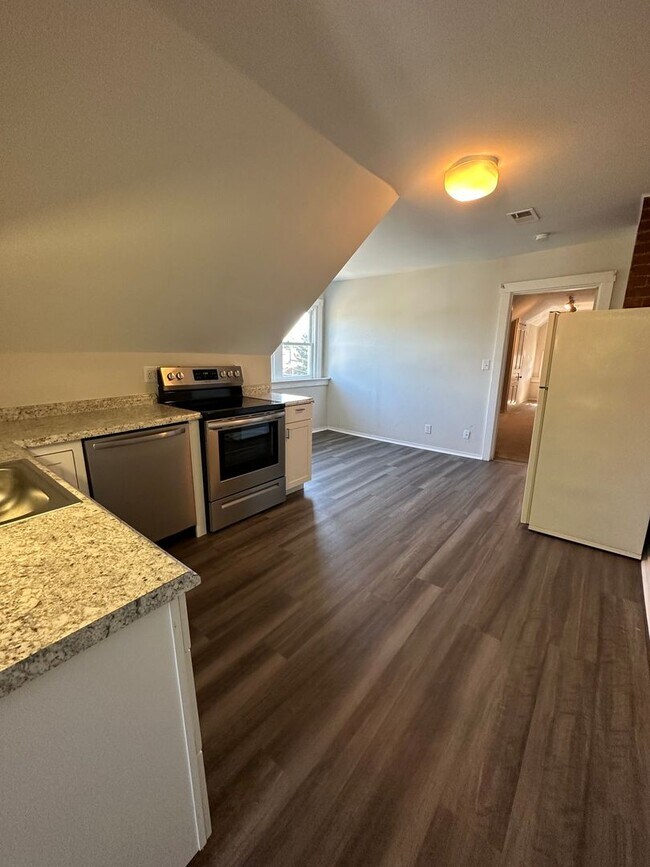 Building Photo - NORWOOD - Immaculate 1 bed efficiency unit on top floor of 4 family