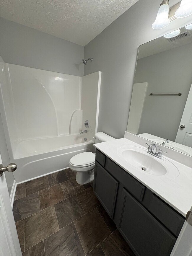 Building Photo - 2 Bedroom Townhome in Antioch