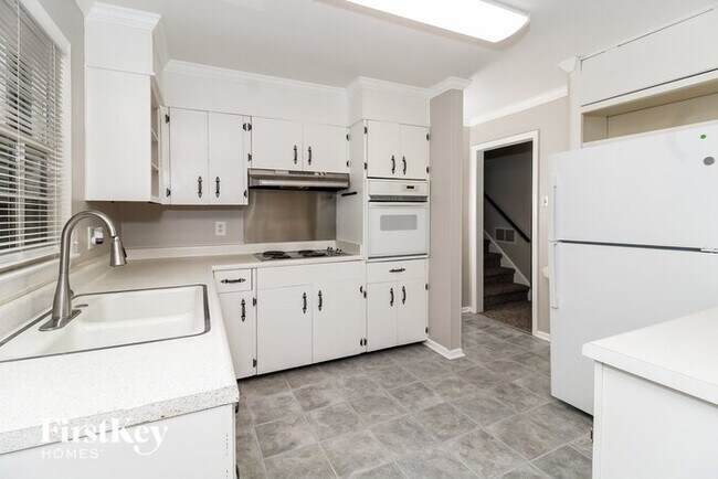 Building Photo - 2909 Stratford Dr