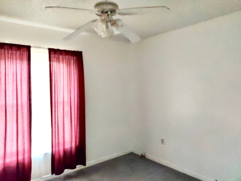 Building Photo - 1371 Melshire Ave