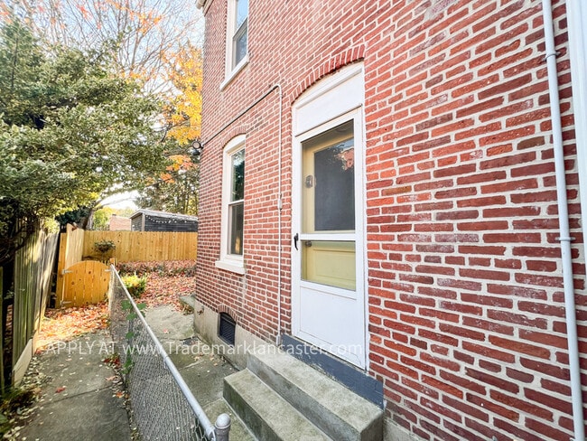 Building Photo - 255 Elm St