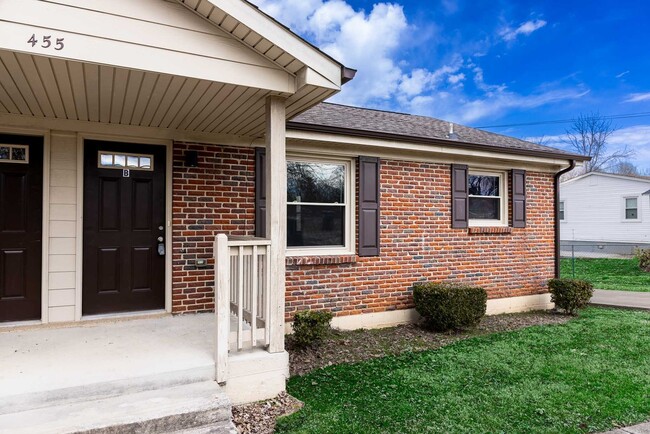Building Photo - Look and Lease Special! $200 off rent!!!