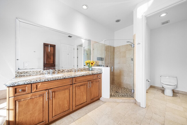 Building Photo - 824 Virginia Gardens Dr