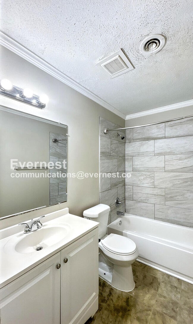 Building Photo - 7031 Saddlebrook Dr