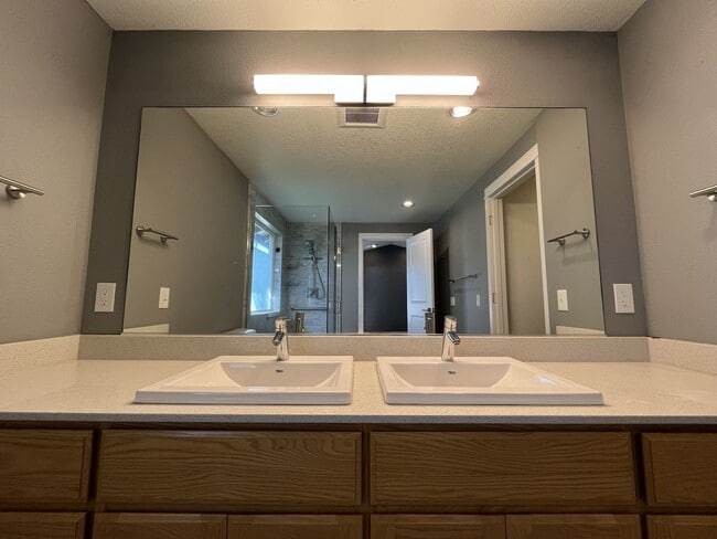 Building Photo - Beautiful Single-Level 3 Bedroom Home with Modern Kitchen and Open Floor Plan