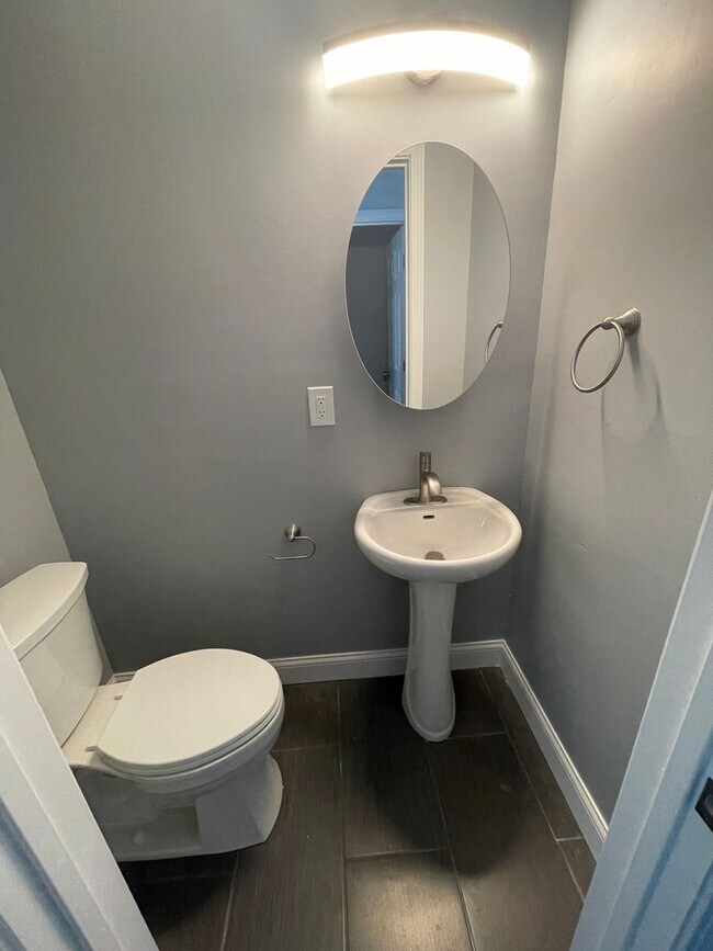 Building Photo - Bexvie Village Townhomes - Renovated unit