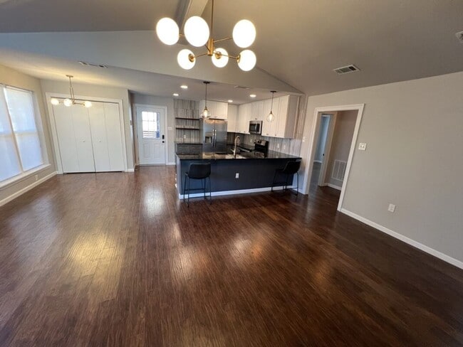 Building Photo - Beautifully Updated 3 Bedroom / 2 Bathroom Home – Available Now!