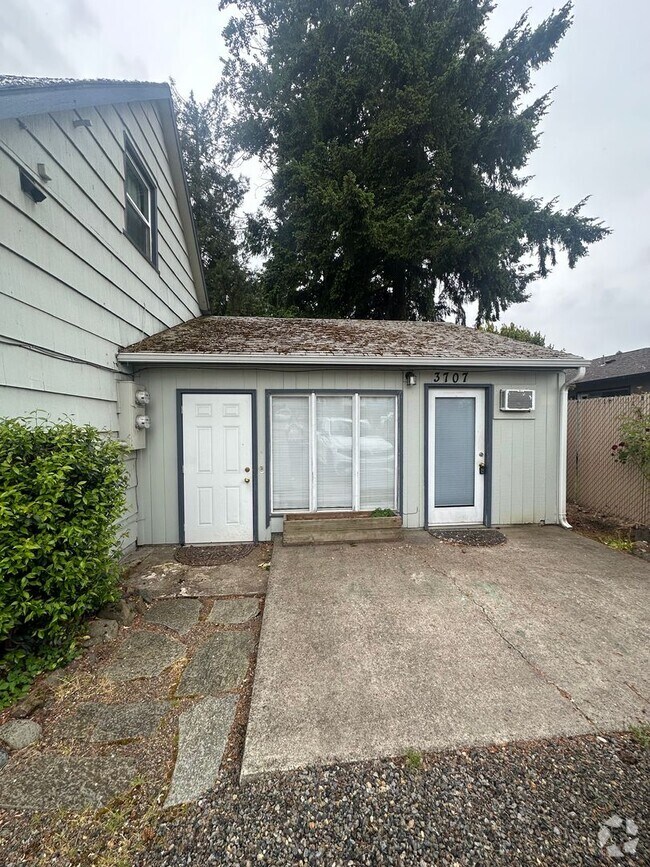 Building Photo - Cherry Ave Duplex