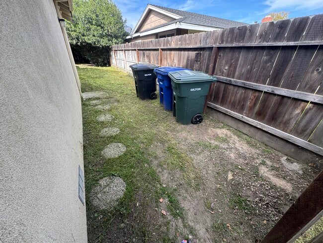 Building Photo - 2521 Casita Dr