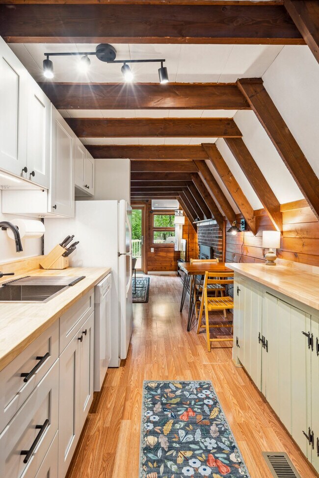 Building Photo - 51 Lake Pines Cir