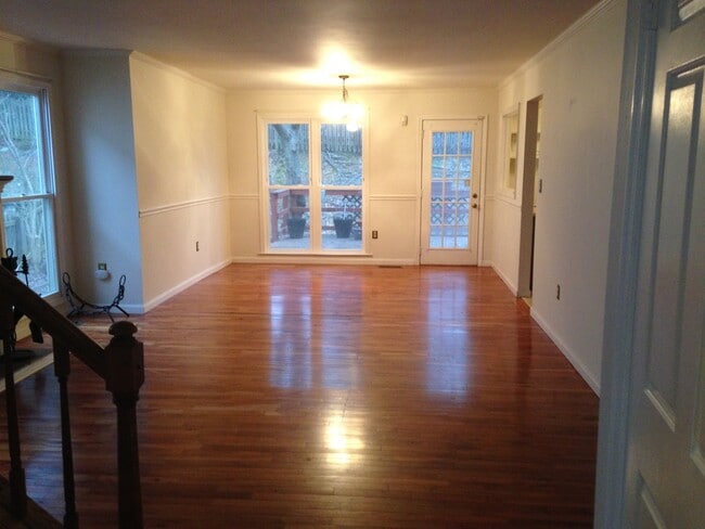 Building Photo - NICE SINGLE FAMILY HOME WITH 1 CAR GARAGE