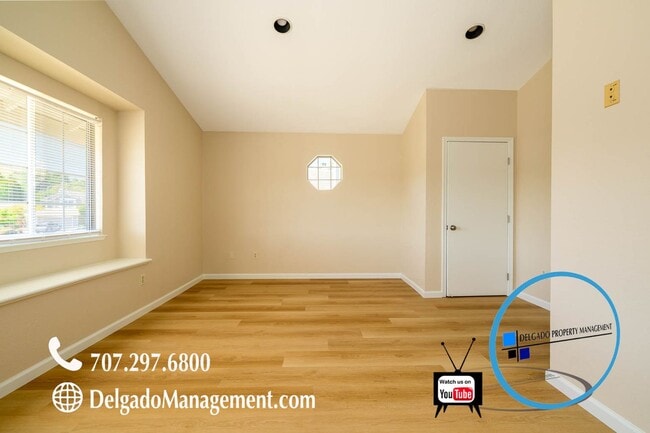 Building Photo - Completely remodeled Glen Cove 5 bed home