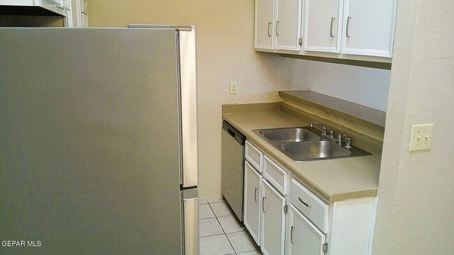 Building Photo - 3001 E Glen Dr