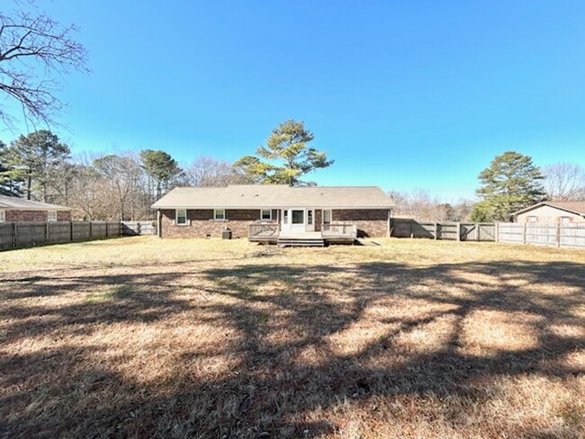 Building Photo - SPACIOUS 3/2 IN COUNTRY SETTING WITH LARGE...