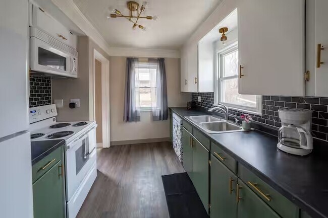 Building Photo - 2208 S Covell Ave