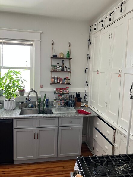 Building Photo - 640 Morris St