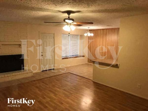 Building Photo - 2418 Aprilmont Dr