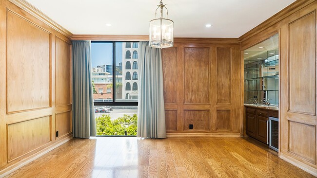 Building Photo - Elegant living in the heart of Beverly Hills