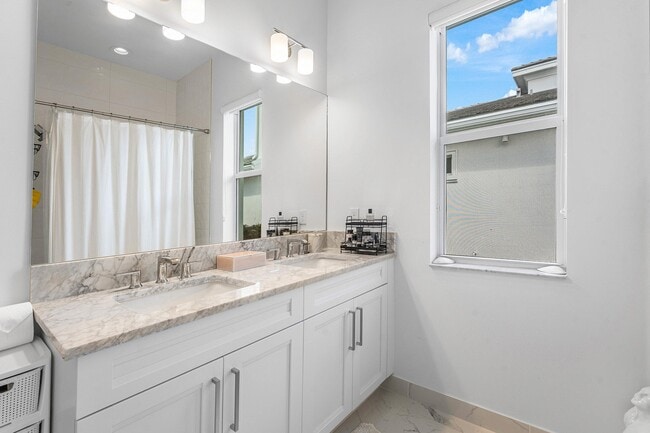 Building Photo - 9256 Crestview Cir