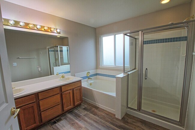 Building Photo - 1319 Iris Cir